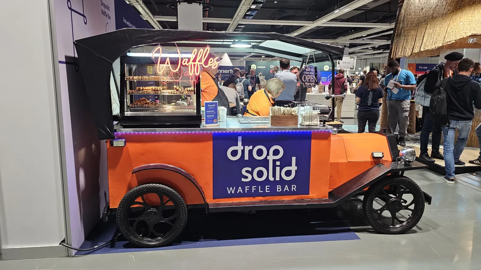 Občerstvení u stánku sponzorů na DrupalCon Vienna 2025