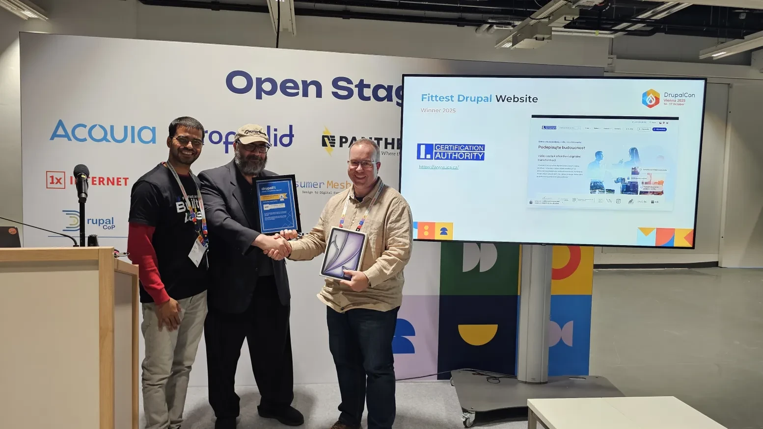 Jan Polzer přebírá ocenění za Drupal Fittest website na DrupalCon Vienna 2025