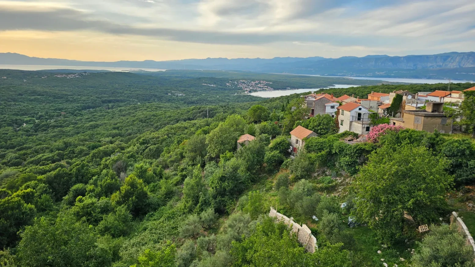 Výhled na ostrov Krk z městečka Dobrinj