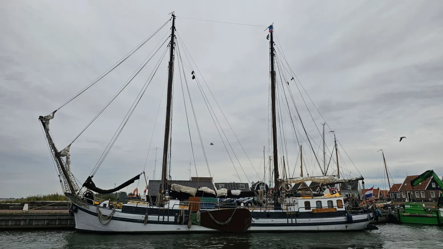 Klipper Zevenwouden v přístavu v Marken