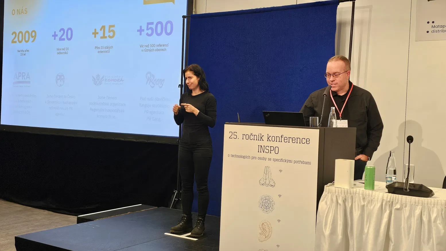 Jan Polzer a tlumočnice do znakového jazyka na INSPO 2025