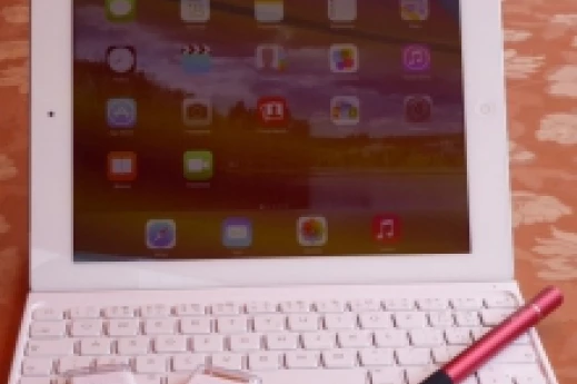 iPad s doplňky je vše, co potřebujete k blogování na cestách